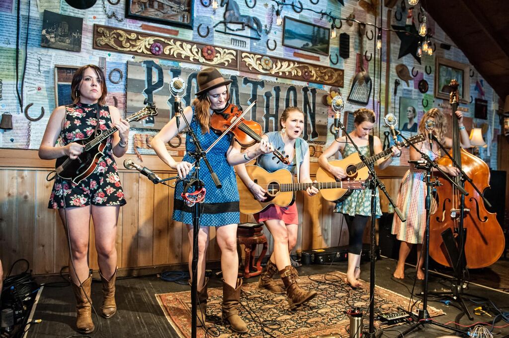 LIVE AT LUCKY BARN: Della Mae, 'Richland Woman Blues'