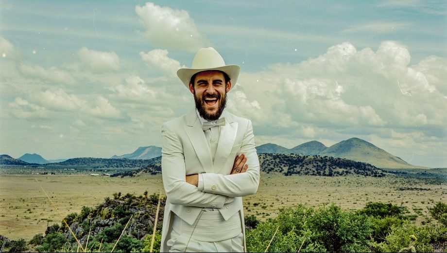 WATCH: Robert Ellis Sparkles in 