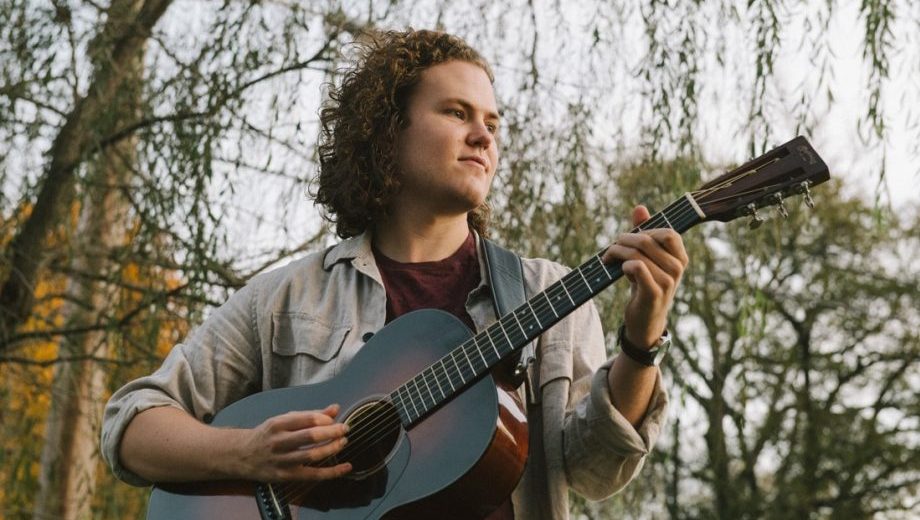 WATCH: Sam Robbins, “Hard to Hate” (Live Acoustic)