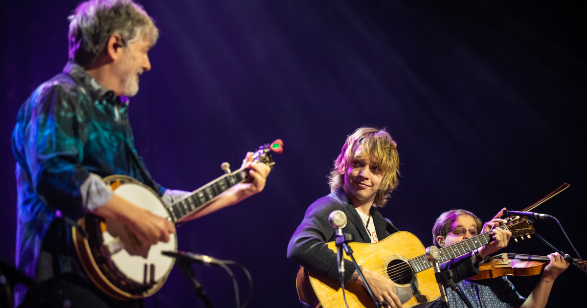 Béla Fleck, Billy Strings Unite for “Tennessee” at the Ryman