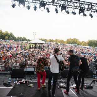 We Banjo 3 bring Irish pickin' to an expansive Kentucky crowd.