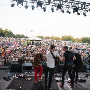 We Banjo 3 bring Irish pickin' to an expansive Kentucky crowd.