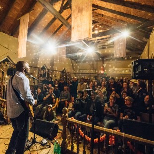 Cedric Burnside and a captivated crowd.