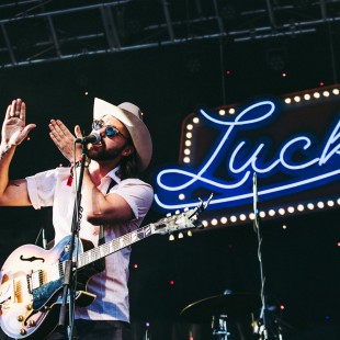 Shakey Graves works the crowd.
