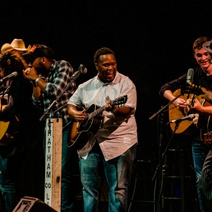 Jontavious Willis leads a blues jam at the BGS-presented Late Night Jam