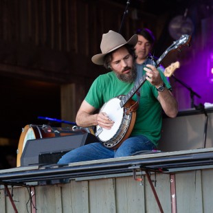Scott Avett gettin' down
