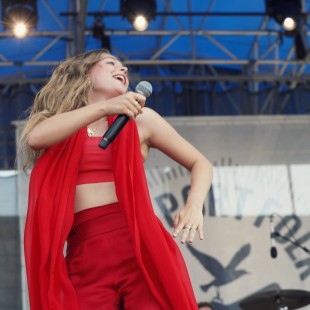 Maggie Rogers dancing it out.