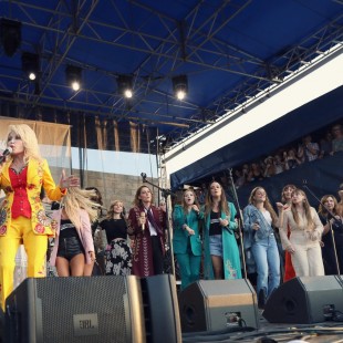 Dolly leads the all-female, all-badass grand finale for The Collaboration in a jaw-dropping rendition of "9 to 5."