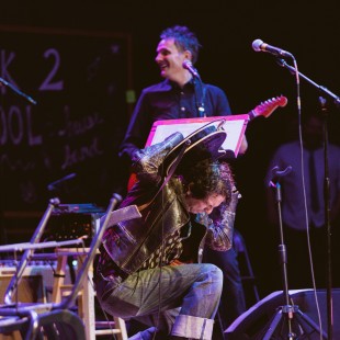 David Garza shows everyone how it's done. ("It" being guitar solo acrobatics, of course!)
