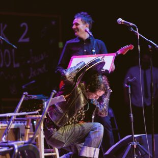 David Garza shows everyone how it's done. ("It" being guitar solo acrobatics, of course!)