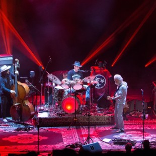 Bob Weir and The Wolf Brothers (Don Was on bass and Jay Lane on drums). Bob Weir and The Wolf Brothers (Don Was on bass and Jay Lane on drums).