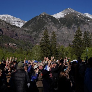 The crowd cheers for Yonder Mountain String Band.