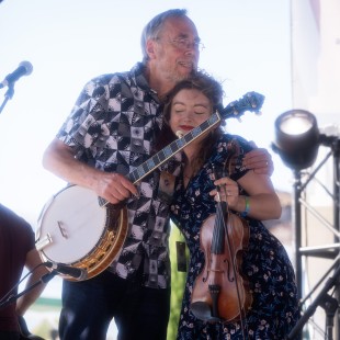 Tony Trischka embraces Kathleen Parks of Twisted Pine during the BGS-sponsored Earl Scruggs Revue tribute set. Photo by Eli Johnson