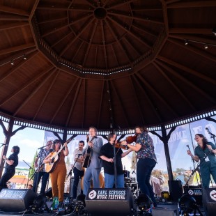 Della Mae cover Bob Dylan's "I Shall Be Released" during the Earl Scruggs Revue set. Photo by Eli Johnson