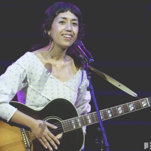 Haley Heynderickx speaks to the LA Folk Festival audience.