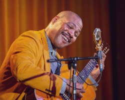 Jerron Paxton serenades the FWAAMFest crowd.
