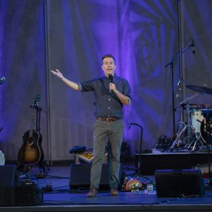 BGS co-founder, actor/comedian Ed Helms, welcomes the audience to American Tunes.