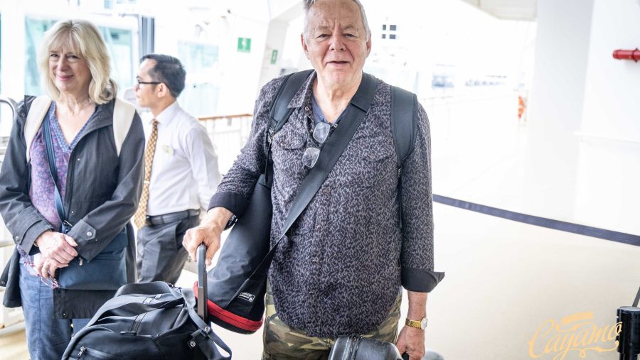Tommy Emmanuel arrives.